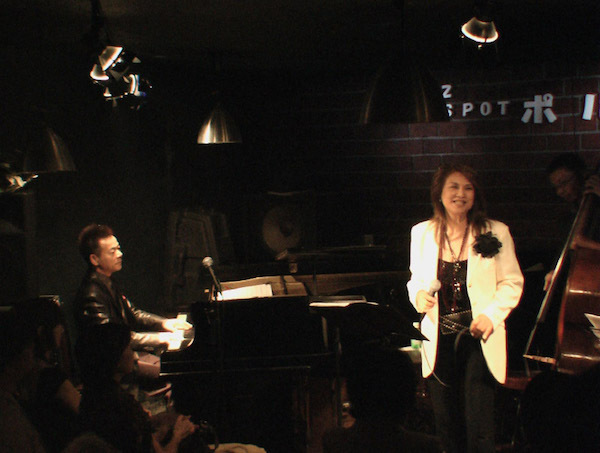 ポルシェ（山口市）のステージで歌うBaruとピアニストの小車裕之の写真