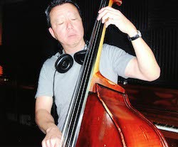 Bassを演奏するBruce Hamadaの写真