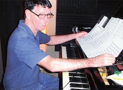 Pianoを演奏するJim Howardの写真