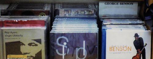 Borders Books Music & Cafe のCDコーナーに並ぶ1st album Simply meの写真